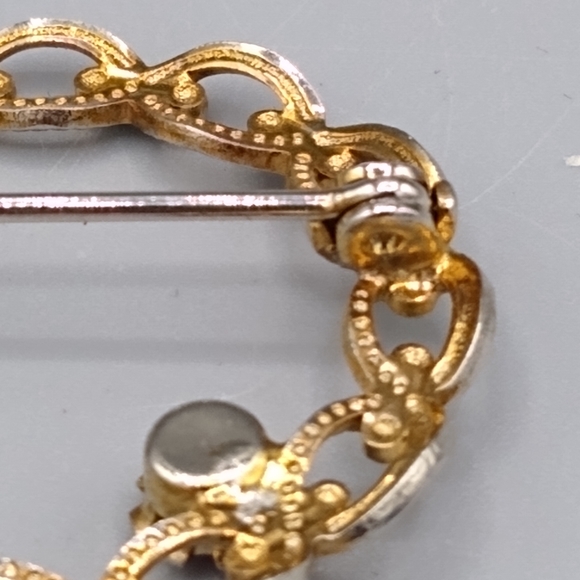 Gold tone Filigree Rhinestone Wreath Circle Brooch Pin Vintage - Picture 8 of 10